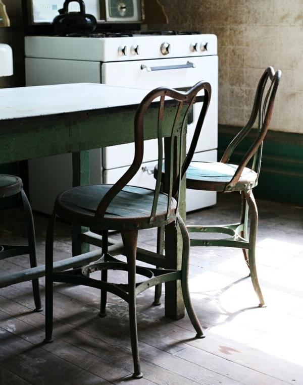 Keittiön pöytä ja tuolit maalaismaista metallia