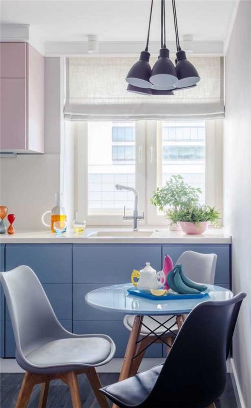 Keittiön pöydät upealla sinisellä värillä