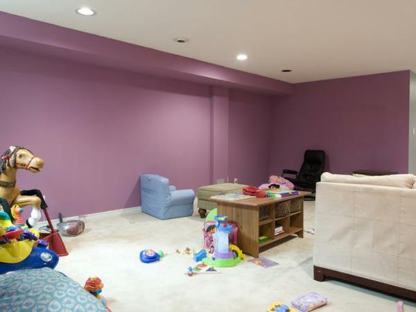Kellarikalusteet ja lastenhuoneiden kunnostaminen violetit seinät sohvat huonekalut