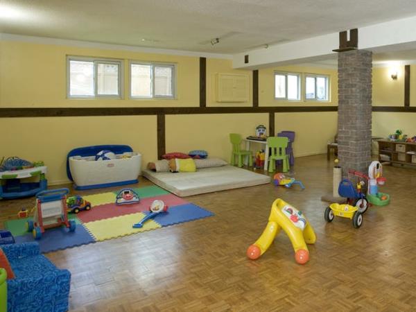 Sisusta ja kunnosta kellarikerran lastenhuoneen leikkihuone