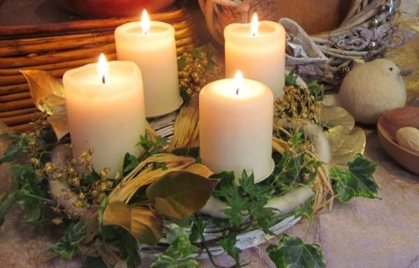 Kynttilät koristavat jouluseppeleen koristeideoita