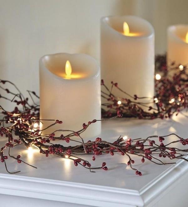 Kynttilät koristavat jaloja joulukoristeita