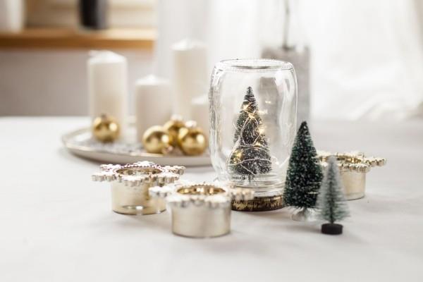 Kynttilät koristavat minimalistisia joulukoristeita