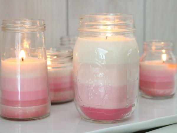 Suunnittele valkoisia ja vaaleanpunaisia ​​kynttilöitä