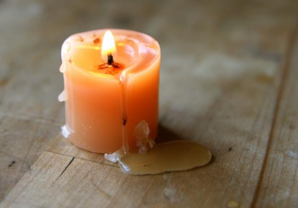 Minkä tahansa pinnan kynttilävaha pääsee eroon sytytetyistä kynttilöistä