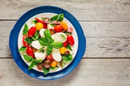 Ketogeeninen ruokavalio Caprese -salaatti terveellinen, rasvainen ilman hiilihydraatteja