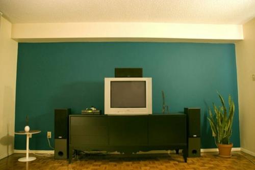Rohkea seinärakenne, kontrastiseinä TV -pöydän vieressä