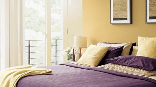 Seinäsuunnittelu kontrasti seinä makuuhuone aksentti seinä keltainen violetti