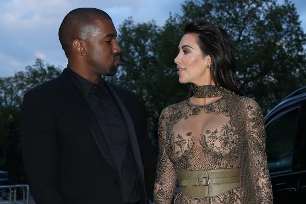 Kim Kardashian sekä Kanye West mustalla kullalla ja ruskealla