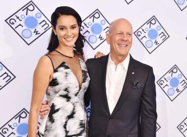 Yli 40 -vuotiaat lapset Bruce Willis, yhteensä viisi tytärtä täällä toisen vaimon mallin Emma Hemingin kanssa