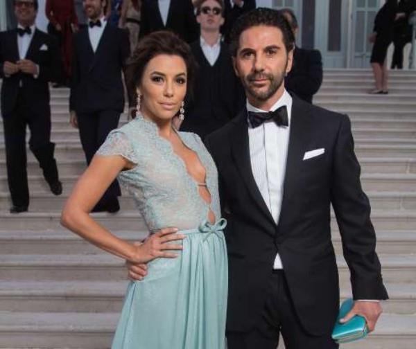 Yli 40 -vuotiaat lapset Eva Longoria ja José Bastón onnellinen perhe