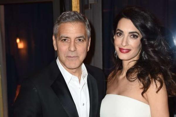 Yli 40 -vuotiaat lapset George Clooney Amal Clooney onnelliset perheen kaksoset
