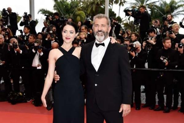 Yli 40 -vuotiaat lapset Mel Gibsonin tyttöystävä Rosalind Ross punaisella matolla