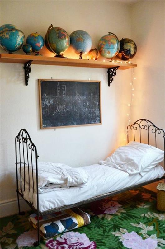 Lastenhuoneen sänky liitutaulun väri liitutaulu pieni seinähylly