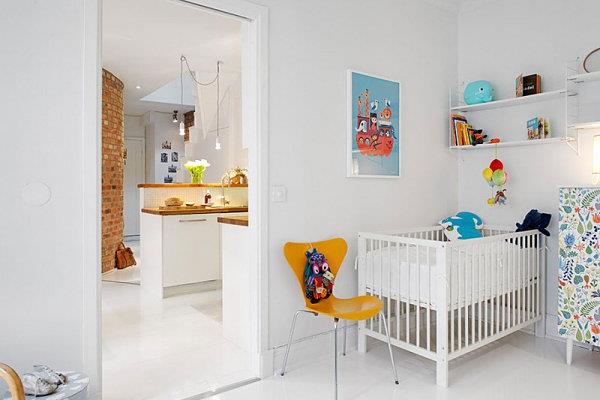Lastenhuoneen sisustus, jossa on hassu tyyli vauvansänky oranssi tuoli
