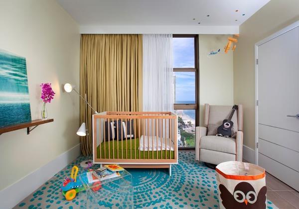 Lastenhuoneen sisustus, jossa on hassu tyyli vauvan sänky oranssi leikkisä