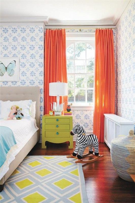 Lastenhuoneen verhot oranssi matto yölamppu