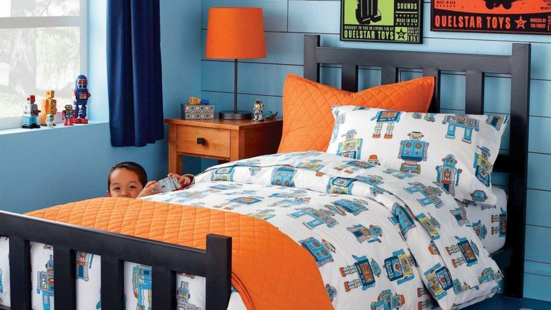 Lastenhuone poika lasten huonekalut seinän väri sininen lasten vuodevaatteet oranssi