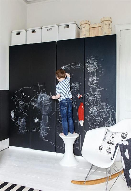 Lasten huonekalujen vaatekaapin seinät maalaavat liitutaulun magneettisesti