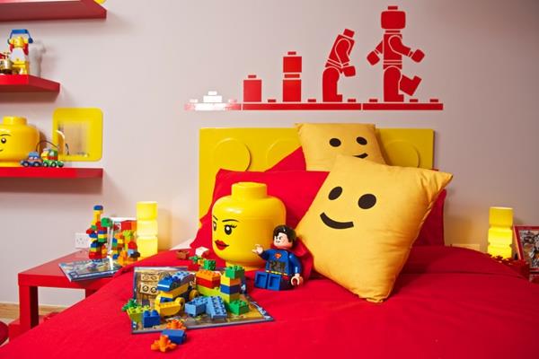 Perusta lastenhuone LEGO -tyyliin keltainen punainen
