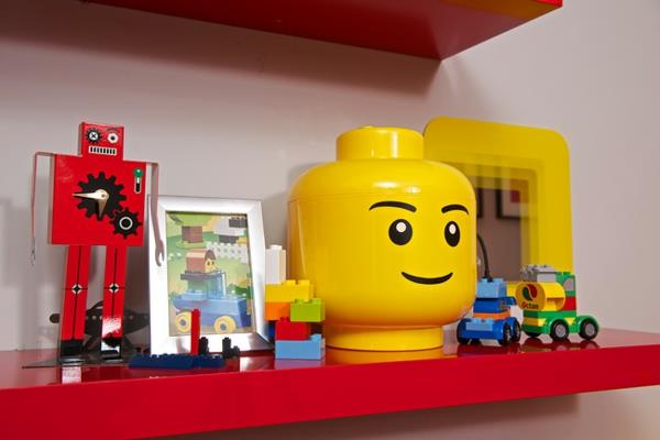 Lastenhuoneen iloiset LEGO -tyyliset huonekalut