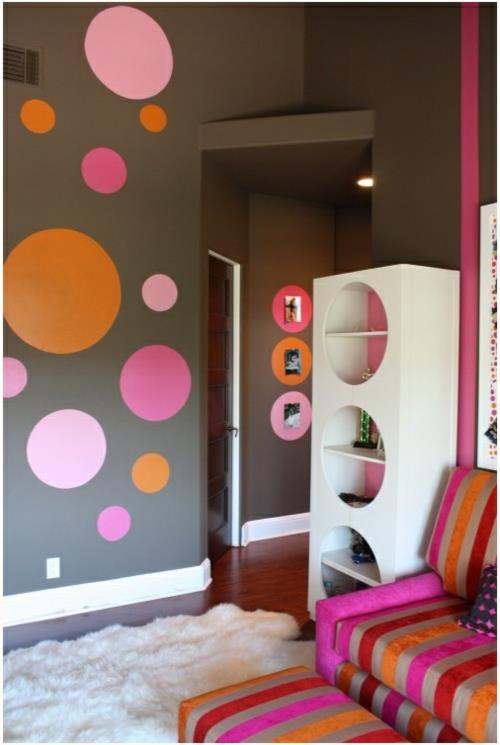 Lastenhuoneen seinän suunnitteluidean suunnittelu liitutaulu maalaa värikkäitä pisteitä