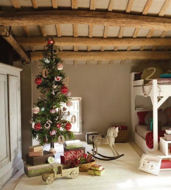 Lastenhuone koristellaan jouluksi maalaismaiseen tyyliin puukattoiset parivuodelelut
