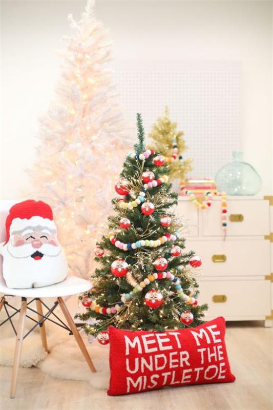 Lastenhuone jouluksi koristaa klassiset värit kuusipunainen tyyny Joulupukki
