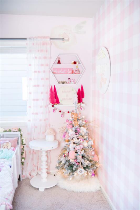 Lastenhuone jouluksi koristele pieni joulukuusihuone valkoisella ja vaaleanpunaisella