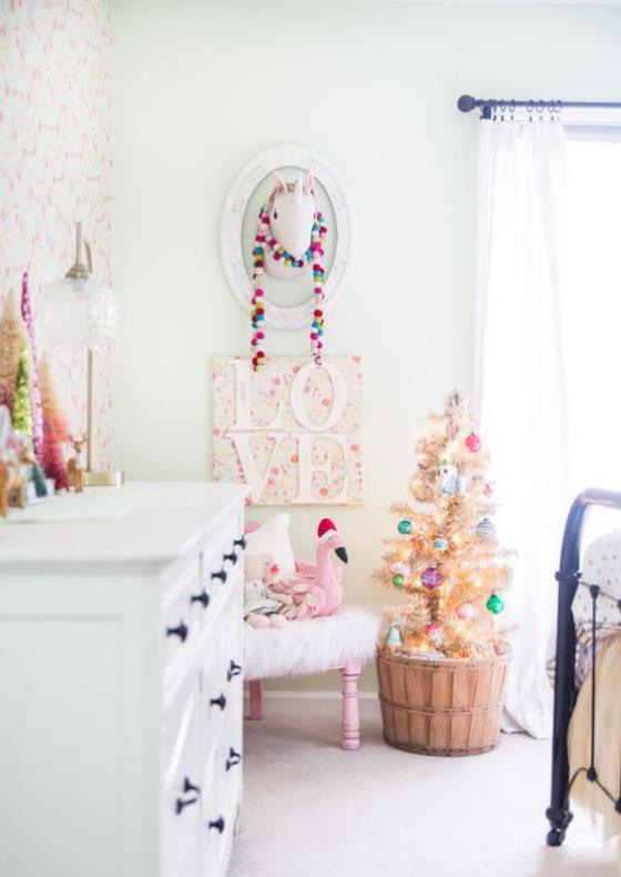 Koristele lastenhuone jouluksi koristele pieni joulukuusi ämpärihuoneessa valkoisena ja vaaleanpunaisena