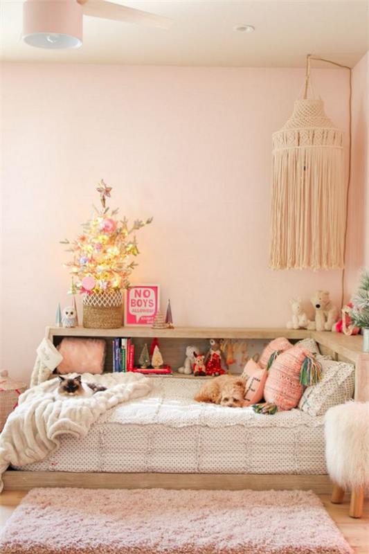 Koristele lastenhuone jouluksi, koristele pieni joulukuusi säkkihuoneessa valkoisena ja vaaleanpunaisena