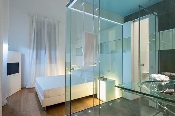 Klassinen arkkitehtuuri ja moderni hotellirakenne lasiseinät kylpyhuoneessa