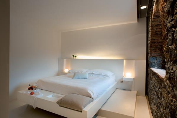 Klassinen arkkitehtuuri ja moderni hotellisuunnittelu makuuhuone valkoinen
