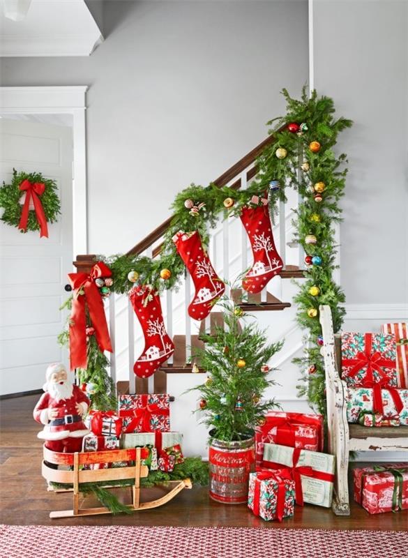Klassinen joulukoristeellinen portaikko