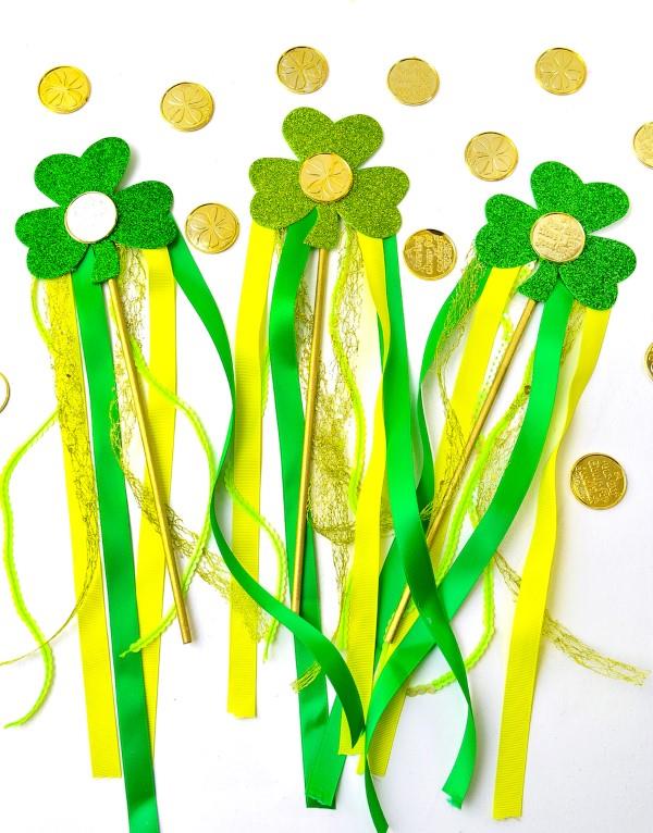 Tinker sammakkojen kanssa lasten ja aikuisten kanssa - ideoita ja ohjeita Pyhän Patrickin päivän taikasauvan puku kulta -aarteelle