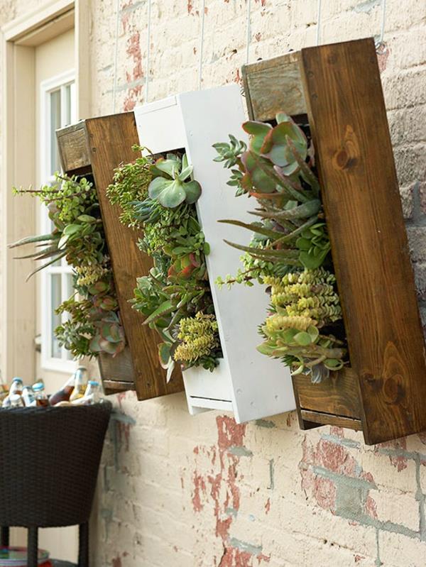 Pieni kattoterassisuunnittelu pystysuoraan roikkuva kasvien seinä