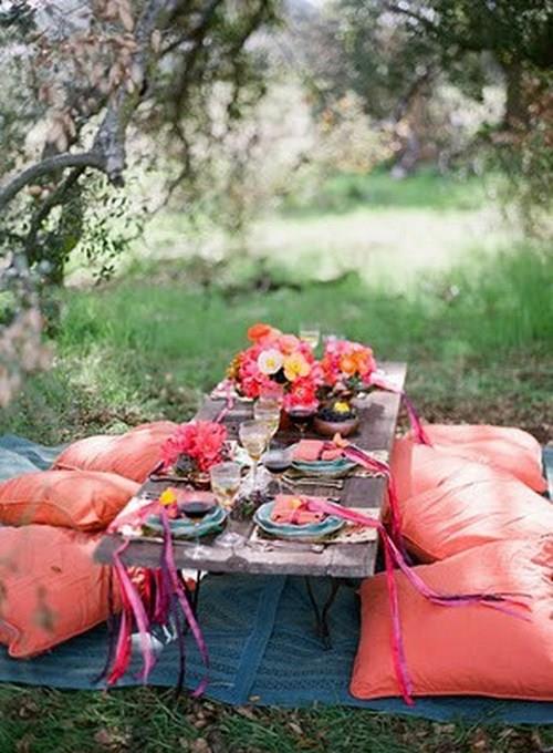 Pieni pöytä punainen tyyny takapihalla