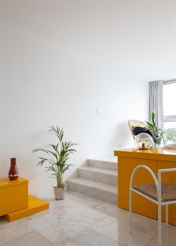 Pieni huoneisto minimalistinen sisustus keltainen aksentti taiteellinen tunne huomiota yksityiskohtiin