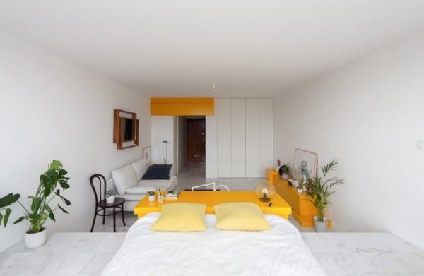 Pieni huoneisto minimalistinen keltainen aksentti erittäin silmiinpistävää