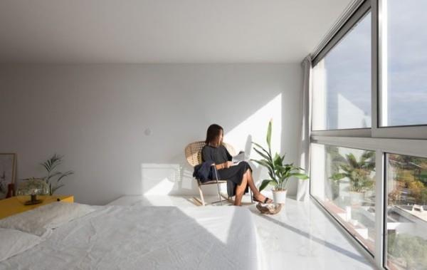 Pieni huoneisto suunniteltu lasiseinä aurinkoinen lukualue