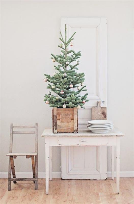 Koristele pieni joulukuusi, esittele purismia, minimalismia puulaatikossa, pieni koriste