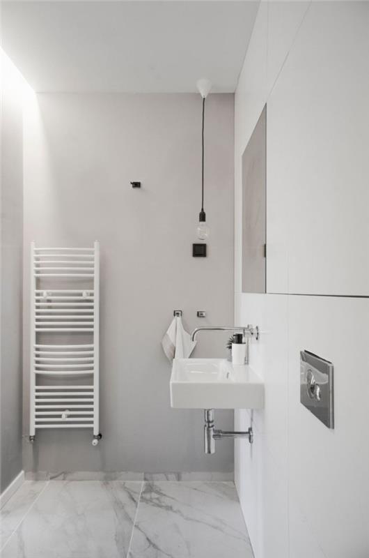 Pienen huoneiston kalustus Kylpyhuone valkoinen, lattia harmaa ja valkoinen marmorilaatta