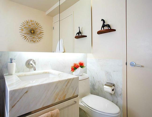 Pienen kylpyhuoneen suunnittelu luovia seinäkoristeita