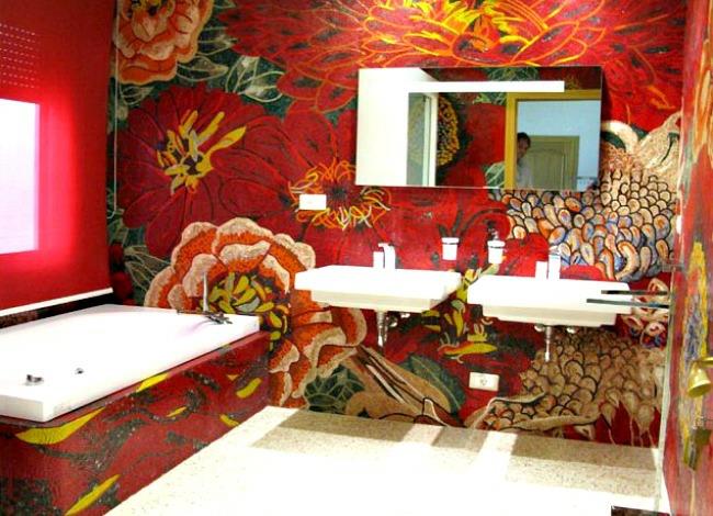 Pieni kylpyhuone muotoilu luova seinän väri punainen kukka kuvio