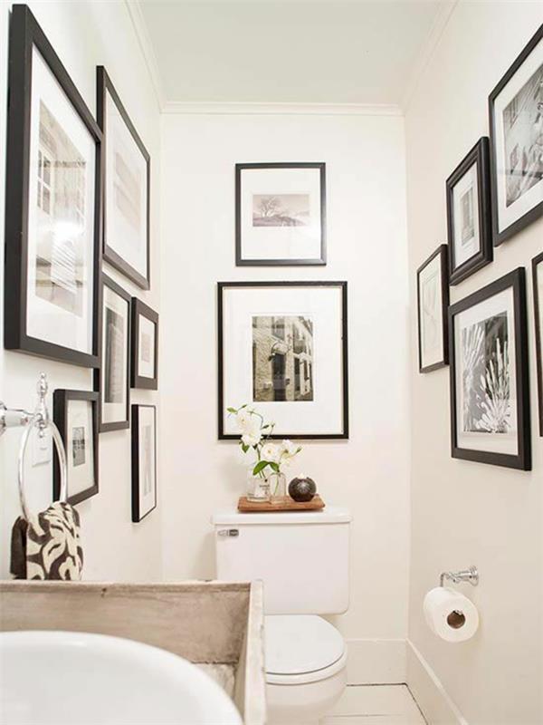 Pieni kylpyhuoneen seinän muotoilu, jossa mustavalkoisia kuvia