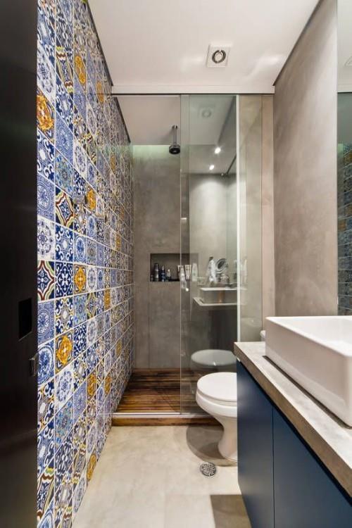 Pieni kylpyhuone -aksentti -seinä värikäs kauniisti kuvioitu seinälaatta
