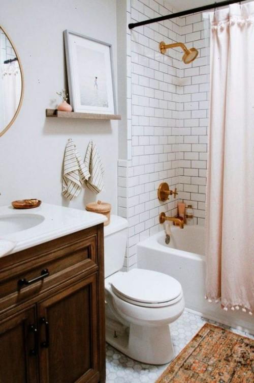 Pieni kylpyhuone retro -tyylinen valkoinen metrolaatta valkoiset seinät yhdistelmässä puun messinkiä