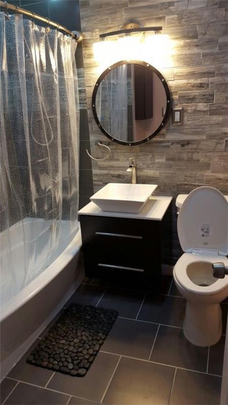Pieni kylpyhuone taitavasti suunniteltu valaistus Ruskean kylpyhuoneen muotoilu on erittäin tyylikästä