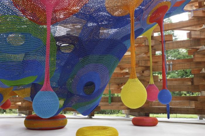 Taiteilija Toshiko Horiuchi Mac Adam lasten leikkipaikka värillisistä neuleista