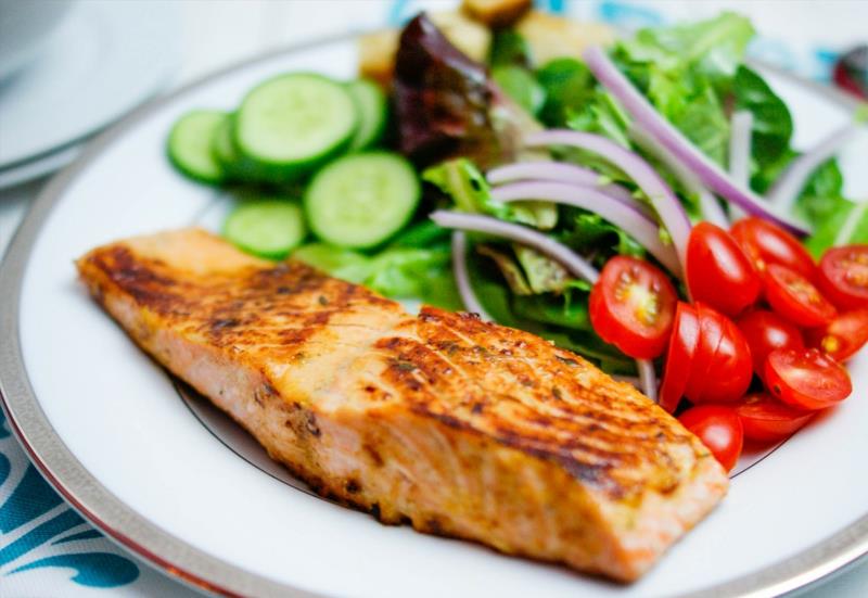 Vähähiilihydraattinen ruokavalio Hiilihydraattivapaa ruokavalio lohi tuoreella salaatilla